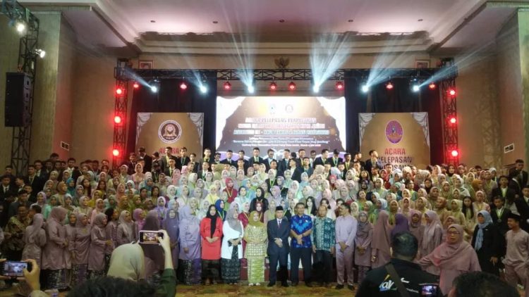 Istri Gubernur Jambi Foto bersama Kepsek SMAN 9 Kota Jambi dan para Guru Serta  Siswa (Dok Foto:Chr Ramnews.id)