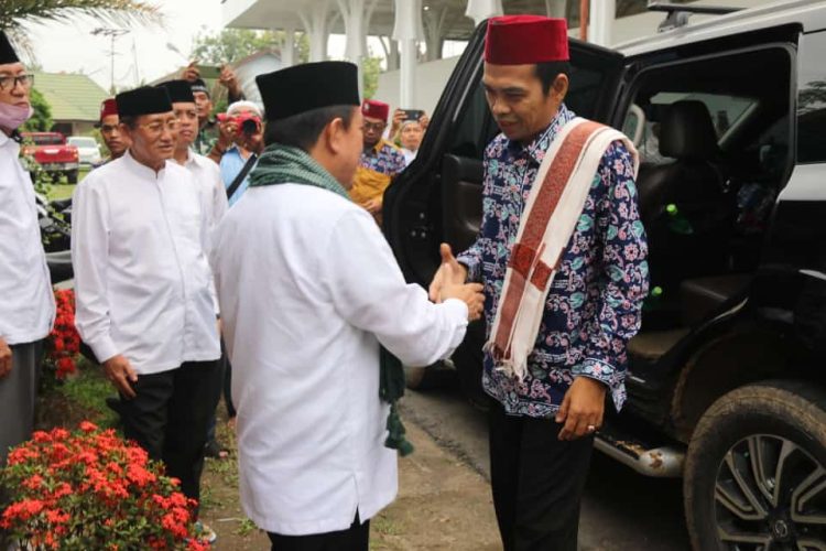 Gubernur Jambi menyambut langsung kedatangan Ust.Abdul Somad (Dok Foto:Chr)