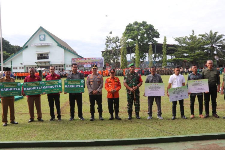 Gubernur Jambi Dan Ketua Satgas Karhutlah Foto bersama Siaga Karhutlah (Dok Foto:Komimfo Jambi)