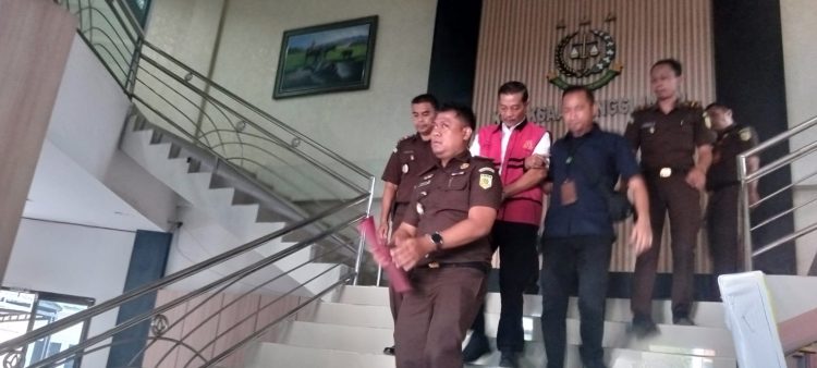 Tampak Direktur Bank 9 Jambi Mengunakan Rompi Tahanan (Dok Foto:Red)