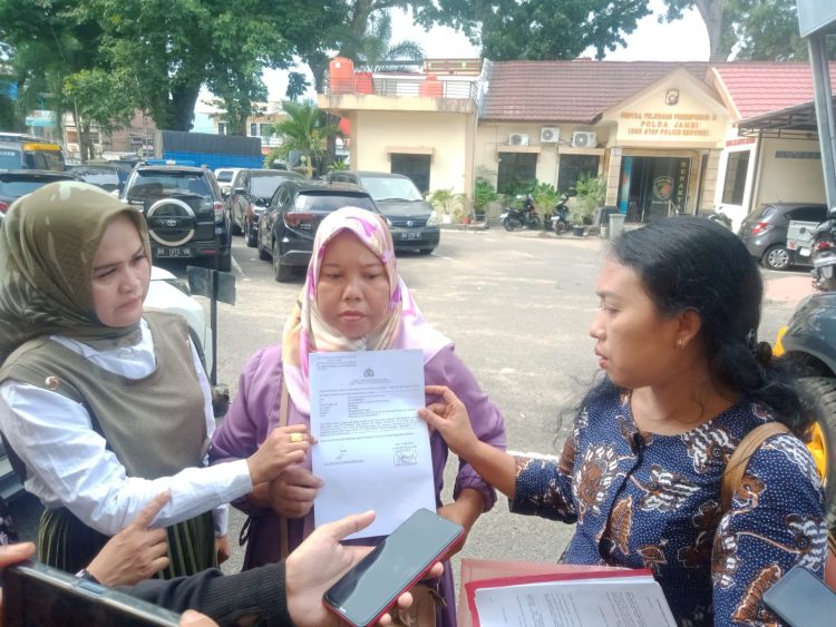 Terlapor Saat bersama Advokad Saat diwawancarai (Dok Foto:Ndo Ramnews.id)