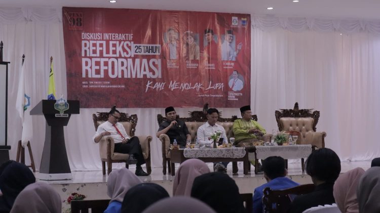 Ketua DPRD Edi Purwanto menjadi narasumber diskusi interaktif Refleksi 25 Tahun Reformasi (Dok Foto:Sekretariat DPRD Prov.Jambi)