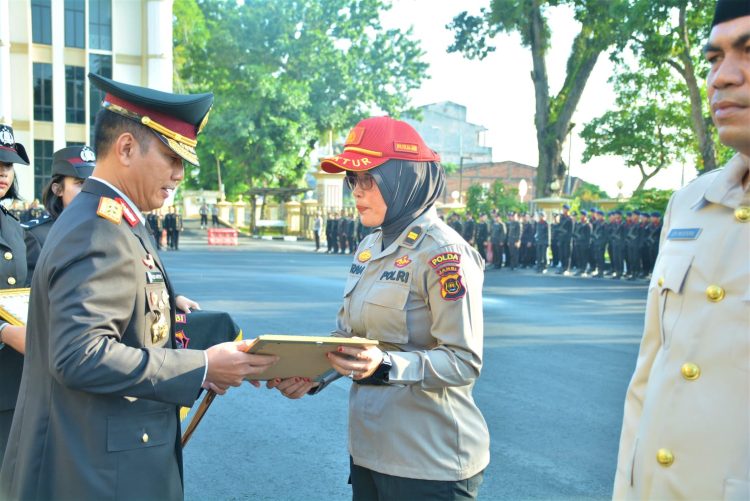 Kapolda Jambi Irjen Pol. Rusdi Hartono Beri Penghargaan Kepada Anggota Berprestasi (Dok foto;Humas Polda Jambi)