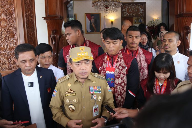 Gubernur Jambi Bersama Ketua Koni Provinsi Saat di wawancarai Media (Dok Foto:Chr)