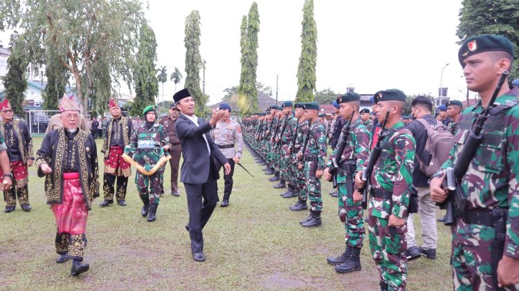 Ketua DPRD Prov.Jambi Edi Purwanto Menghampiri Satgas Yonif Raider 142(Dok foto:Humas DPRD Jambi)