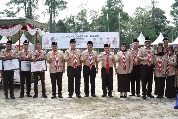 Gubernur Jambi Al Haris Foto Bersama Dengan Para Ketua Pengurus Pramuka Se Provinsi Jambi (Dok Foto:Kominfo Jambi)