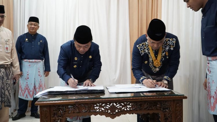 Gubernur Jambi Dan Walikota Jambi Menandatangani Penerimaan Aset Hibah Dari Prov.Jambi (Dok Foto:Kominfo Jambi)