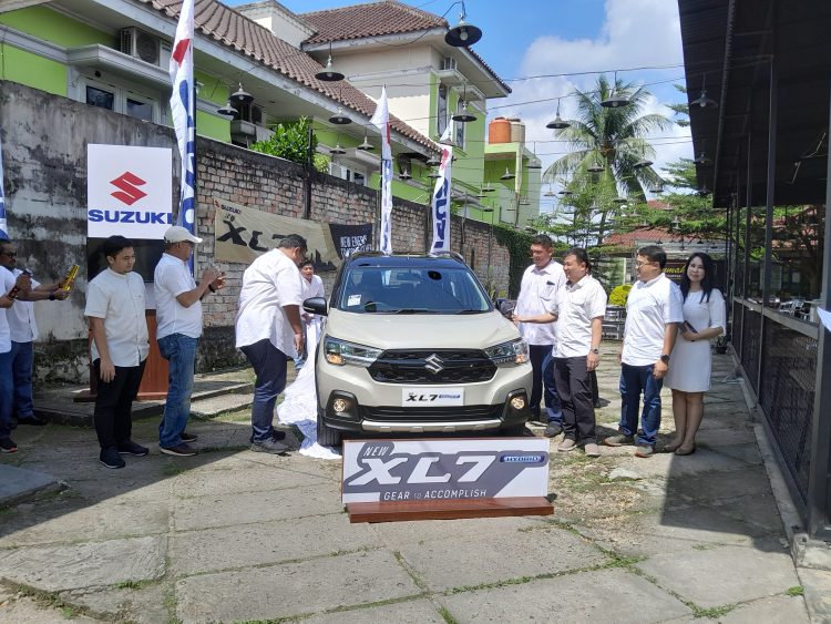 M. Taufik, Operasional Manager PT. Jaya Indah Motor Suzukí Jambi Bersama jajaran saat Lauching XL7 (Dok Foto:*/Red)