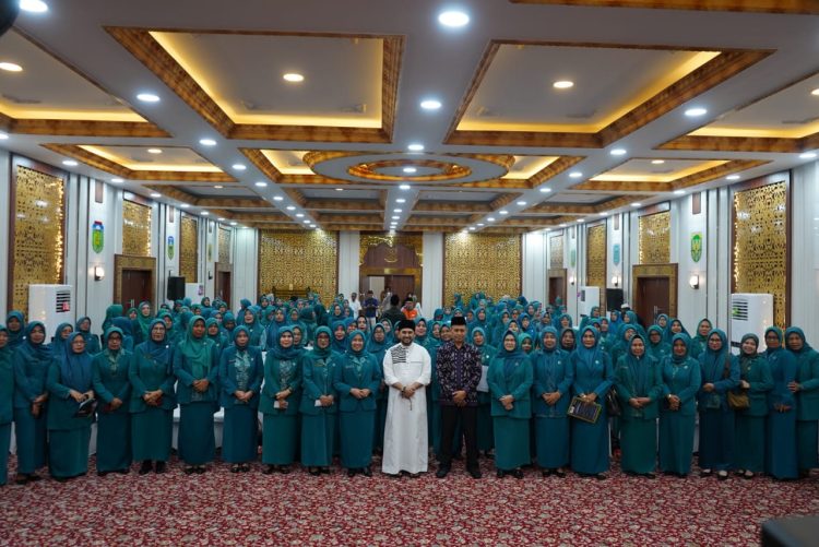 Ketua T-PKK Hesnidar Haris foto Bersama Ustadz Ahmad Alhabsyi dan para T-PKK Kecamatan Se Provinsi Jambi (Dok Foto:Kominfo Jambi)