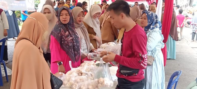 Masyarakat Ramai Berkunjung Membeli Minyak Sayur (Dok Foto:Chr)