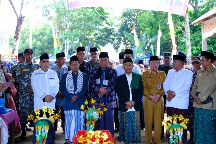 Wakil Gubernur jambi Foto Bersama Pimpnan Pondok Pesantren Amanatul Ummah unit 2 Rimbo Bujang, Kabupaten Tebo(Dok Foto:Kominfo Jambi)