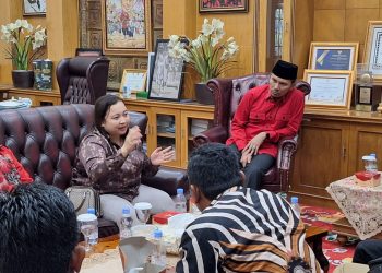 Ketua DPRD Edi Purwanto Mendengar Perbincangan Korlap KTSJB Leni (Dok Foto:*/red)