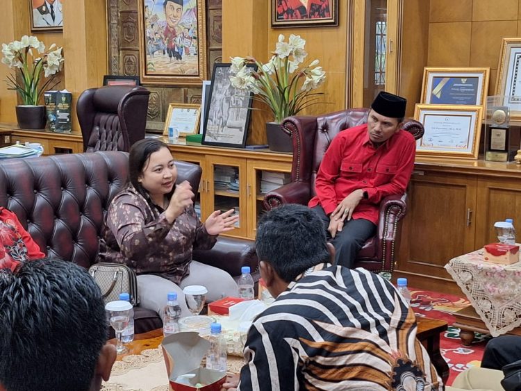 Ketua DPRD Edi Purwanto Mendengar Perbincangan Korlap KTSJB Leni (Dok Foto:*/red)