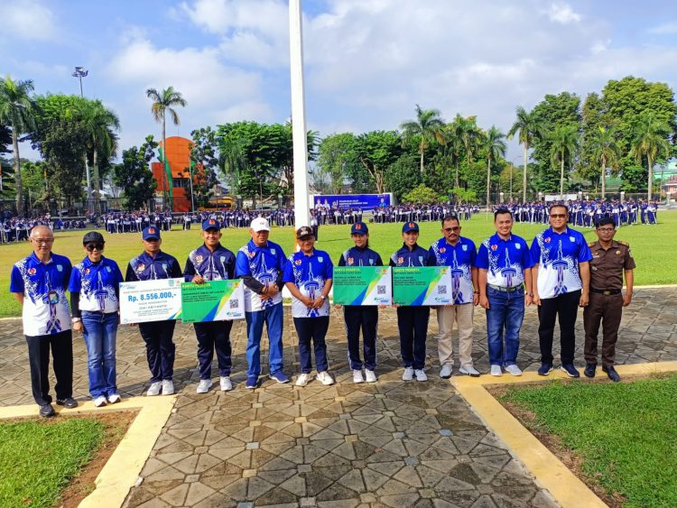 Wawako Jambi Maulana Foto Bersama Atlet Dalam Penyerahan BPJS Ketenagakerjaan ( Dok Foto:Chr)