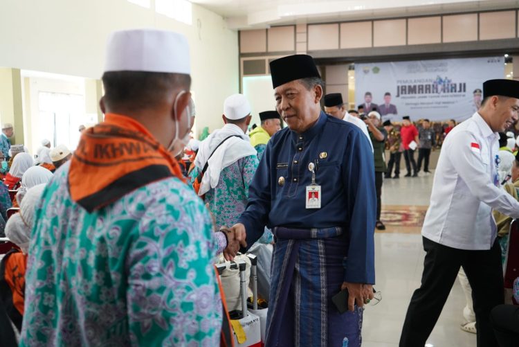 Wagub Jambi Abdullah Sani Menyapa Jamaah Haji yang baru pulang dari tanah suci (Dok Foto:kominfo Jambi)