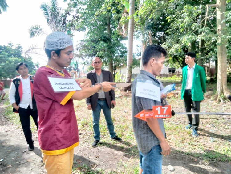 Pelaku Pembunuhan Lorong Kapak Sedang Lakukan Rekontruksi Adegan Pembunuham (Dok Foto:Rfo)