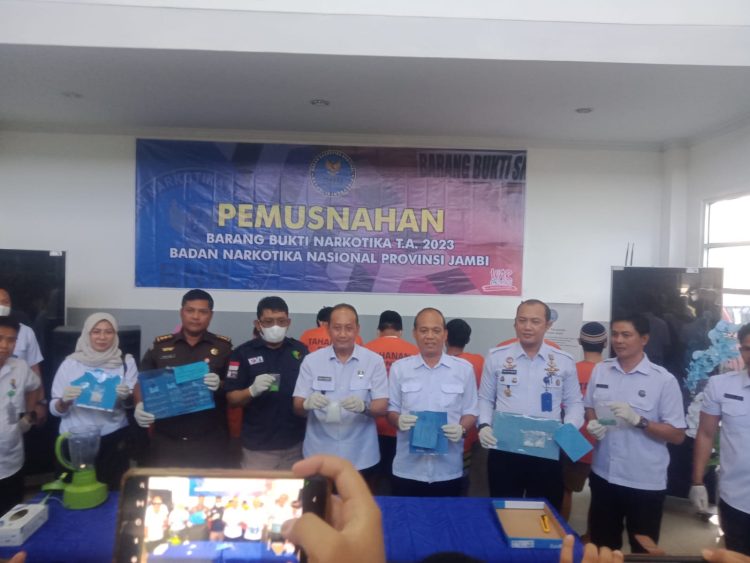 BNNP Jambi Foto bersama dengan barang bukti narkotika saat pemusnaan (Dok Foto:Rfo)