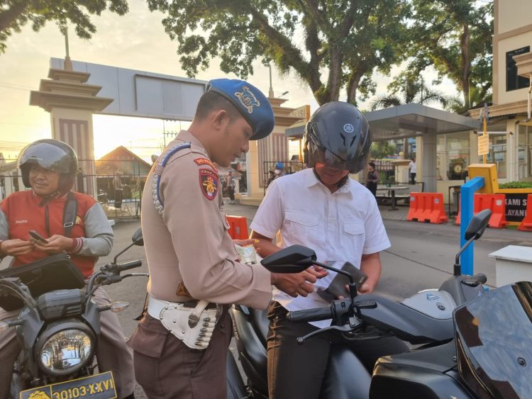 Provost Bid Propam Polda Jambi saat meriksa perlengkapan kendaraan kepada anggota Polri dan ASN Polri (Dok Foto:Div Humas Polda Jambi)