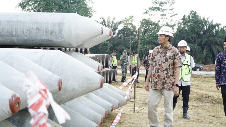 Edi Purwanto turun ke lokasi pembangunan Proyek Tol Jambi-Betung (Dok Foto:Humas DPRD Jambi)