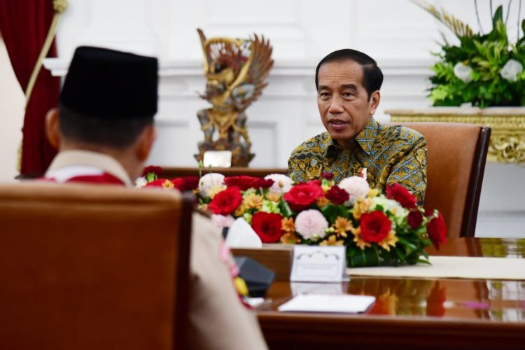 Presiden Joko Widodo berbincang bersama Ketua Kwartir Nasional (Kwarnas) Gerakan Pramuka, Budi Waseso (Dok Foto:Biro Pers Presiden RI)