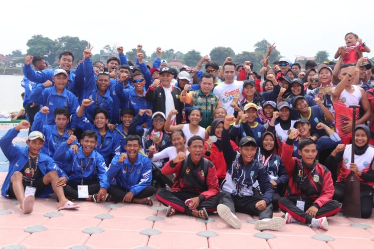 Gubernur Jambi Al Hatis di dampingi ketua Koni Jambi dan Ketua Pengurus Cabor Dayung foto bersama para Atlet Dayung (Dok Foto:Kominfo Jambi)