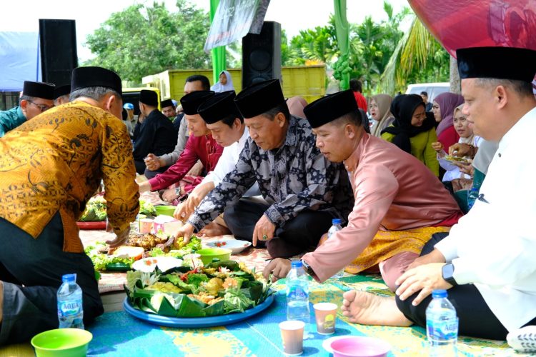 Wagub Sani Makan Bersama di acara Grebeg Suro (Dok Foto:Kominfo Jambi)