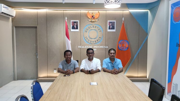 Ketua DPD REI Provinsi Jambi, Ramon Fauzan serta Jajaran Aaat Konfrensi Pers (Dok Foto:Hn)