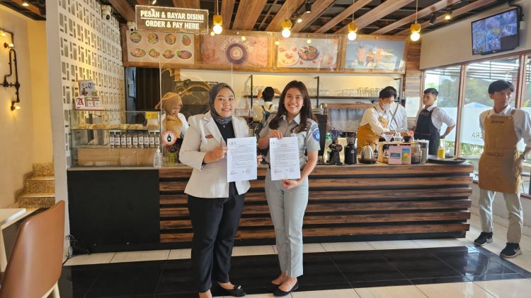 Penandatanganan kerja sama pemilik cafe dan Jasa Raharja (Dok Foto: Humas Jasa Raharja )