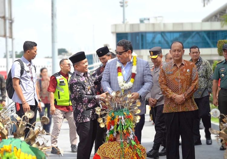 Gubernur Jambi Al Haris Menyambut kedatangan Kepala BNN RI Komisaris Jenderal Polisi Dr. Drs. Petrus Reinhard Golose, M.M (Dok Foto:Kominfo Jambi)