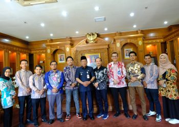 Wagub didampingi Kadis Kominfo Jambi foto bersama KPID Prov.Jambi (Dok Foto:Humas Kominfo Jambi)