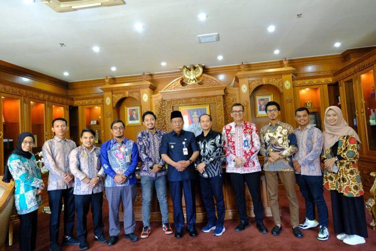 Wagub didampingi Kadis Kominfo Jambi foto bersama KPID Prov.Jambi (Dok Foto:Humas Kominfo Jambi)