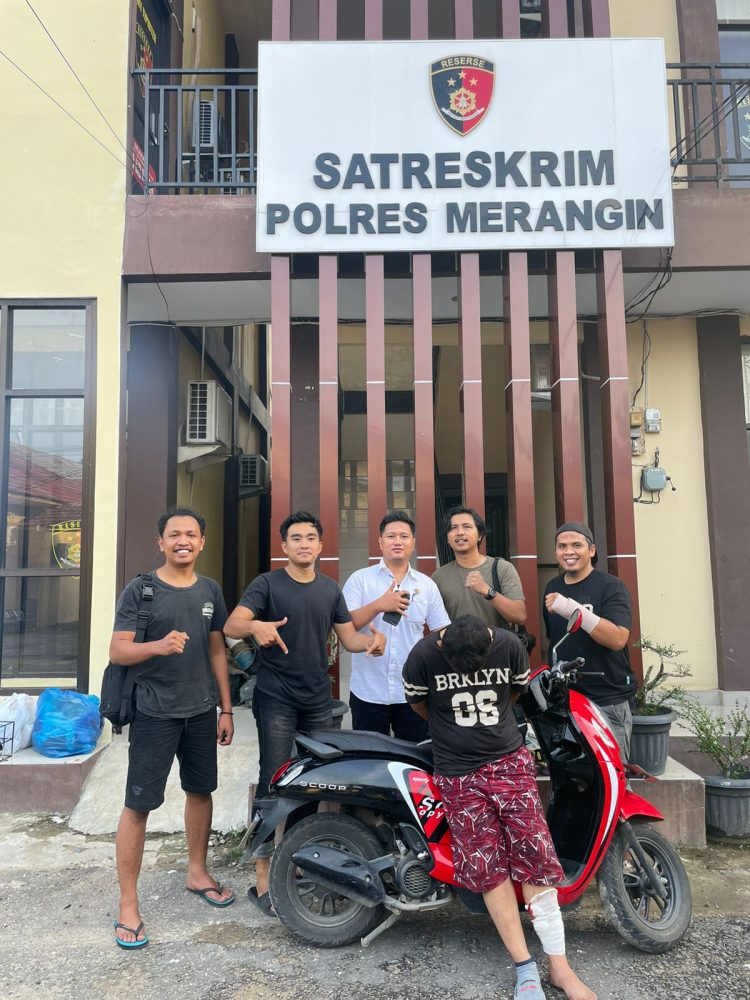 polres Merangin bersama Tersangka dan barang bukti berupa motor (Dok Foto :(Humas Polres Merangin)