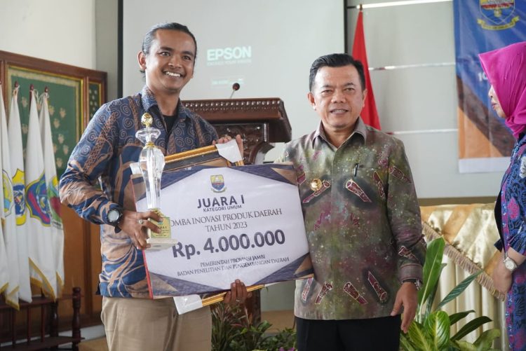 Gubernur Jambi beri Hadiah Lomba Inovasi Produk Daerah Provinsi Jambi ( Dok Foto:Kominfo Jambi)