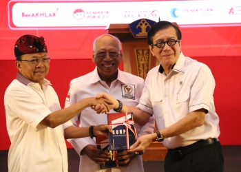 Menkumham), Yasonna H. Laoly beri penghargaan kepada Gubernur Bali (Dok Foto :Biro Pers Kemenkumham)