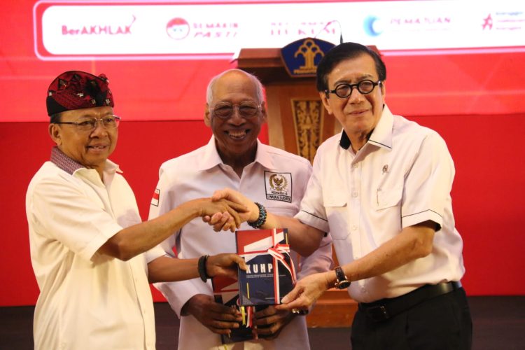 Menkumham), Yasonna H. Laoly beri penghargaan kepada Gubernur Bali (Dok Foto :Biro Pers Kemenkumham)