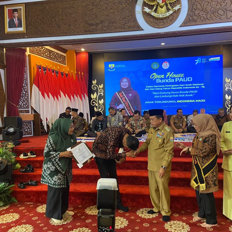 Gubernur Jambi Memberi penghargaan kepada Peserta (Dok Foto:Kominfo Jambi)