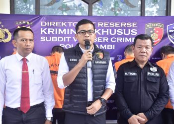 Kasubdit Cyber Ditreskrimsus Polda Jambi Kompol Andi Purwanto Saat Konfrensi Pers (Dok Foto:*/Humas Polda Jambi)