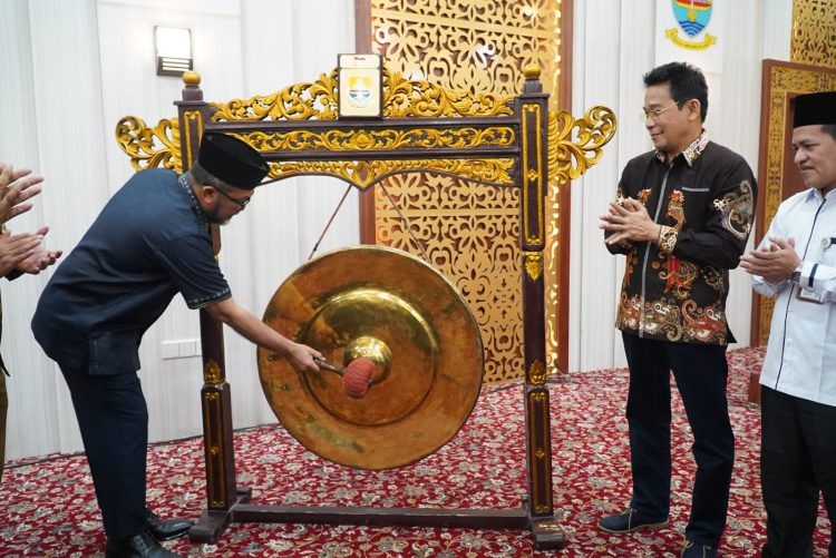 Sekda Sudirman Memukul Gong tanda membuka Dialog Kebangsaan (Dok Foto:Kominfo Jambi)