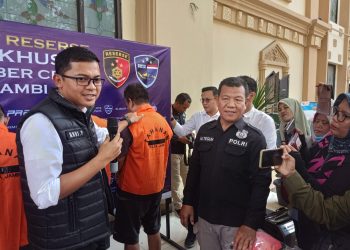 Kasubdit V Cyber Crime Ditreskrimsus Polda Jambi, Kompol Andi Purwanto saat Konfrensi Pers (Dok Foto:Rfo)