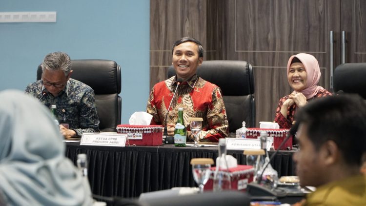 Ketua DPRD Prov.Jambi Rapat bersama kinerja PT Bank Pembangunan Daerah Jambi Semester I Tahun 2023 (Dok foto:Humas Sekretariat DPRD Prov Jambi)