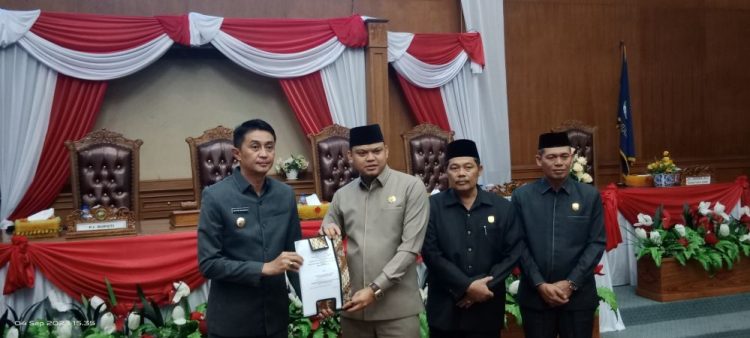 Ketua DPRD Muaro Jambi bersama PJ Bupati dalam rapat paripurna  (RANPERDA) (Dok Foto:*/red)