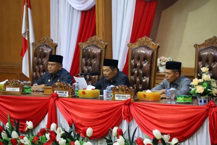 Wakil ketua I Junaidi Pimpin Rapat paripurna Pandangan Umum dari Fraksi DPRD Muaro Jambi (Dok Foto:*/red)