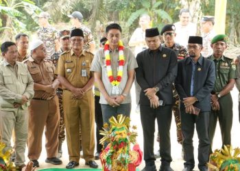Ketua DPRD Muaro Jambi Dampingi Bupati Serahkan Sembako di Sungai Bahar (Dok Foto:*/red)