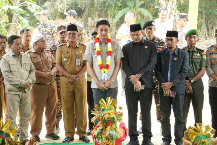 Ketua DPRD Muaro Jambi Dampingi Bupati Serahkan Sembako di Sungai Bahar (Dok Foto:*/red)