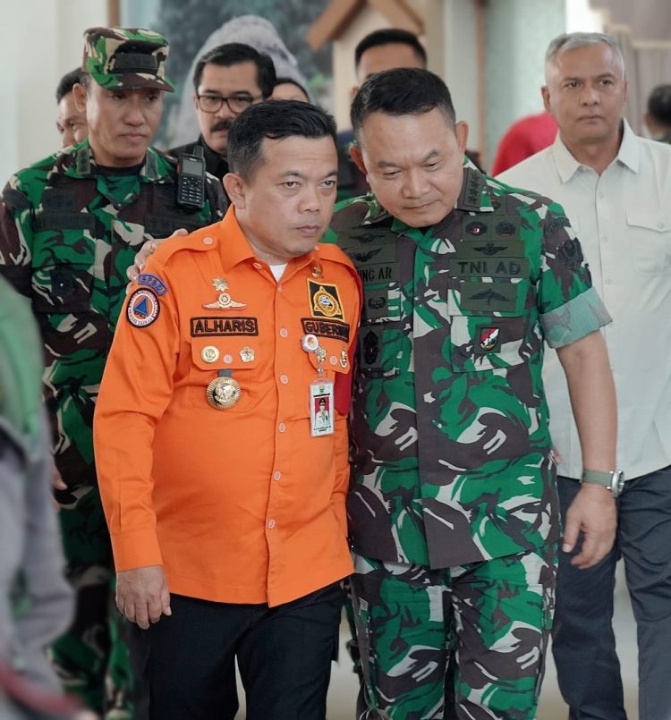 Gubernur Jambi Al Haris Berdampingan bersama KSAD (Dok Foto:Kominfo Jambi)