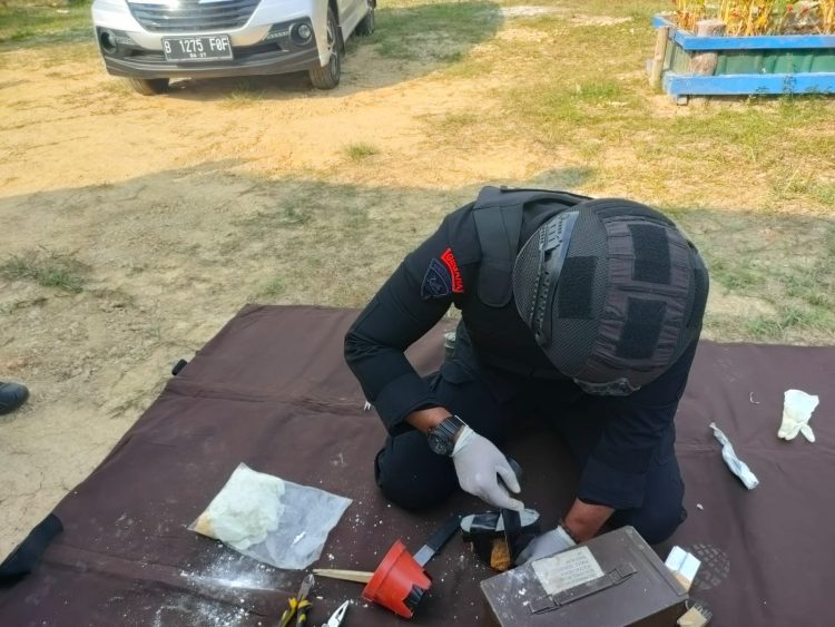 Tim Gegana Sat Brimob Polda Jambi Saat lagi Menjinakan Granat (Dok Foto: Rfo)