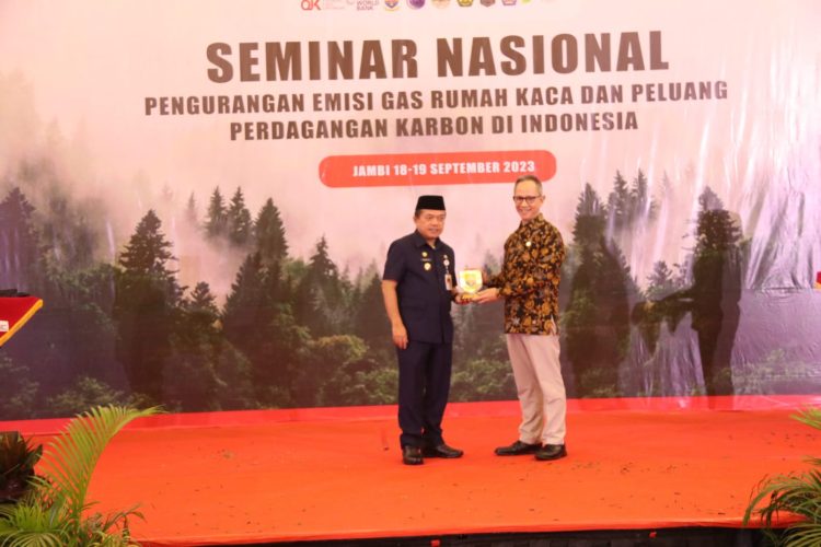 Gubernur Jambi Mendapatkan plakat dari Ketua Dewan Komisioner OJK RI, Mahendra Siregar
(Dok Foto:Kominfo Jambi)