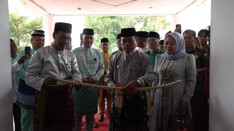 Gubernur Jambi Al Haris Memotong Pita dalam acara Koleksi Ethnografi dalam rangka Kenduri Swarnabhumi 2023(Dok foto:Kominfo Jambi)
