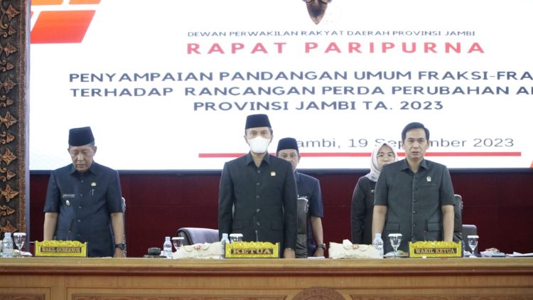 Ketua DPRD Didamping Wakil Ketua DPRD Prov jambi dan Wagub Menyayikan Lagu Indonesia Raya (Dok Foto:Humas Sekretariat DPRD Jambi)