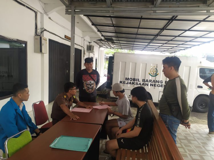 Tampak  Kedua Tersangka beesama jalsa Menandatangani Berkas (Dok foto:Rfo)